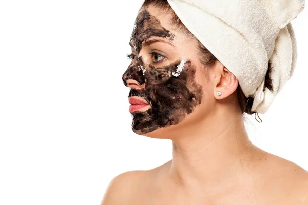 Ung Vacker Kvinna Med Handduk Huvudet Poserar Med Svart Mask — Stockfoto