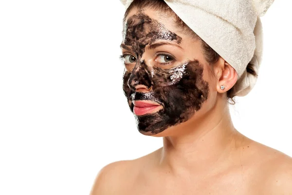 年轻美丽的女人 头戴毛巾 脸上戴着黑色面具 — 图库照片