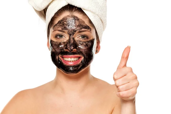 Młoda Szczęśliwa Kobieta Ręcznikiem Głowie Pozuje Czarną Maską Twarzy — Zdjęcie stockowe