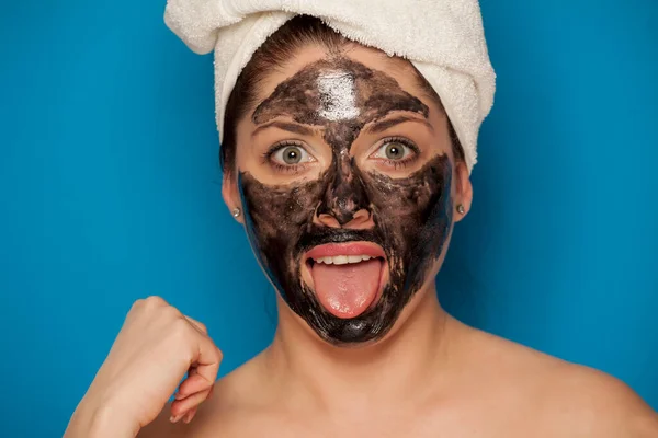 Ung Lycklig Kvinna Med Handduk Huvudet Poserar Med Svart Mask — Stockfoto