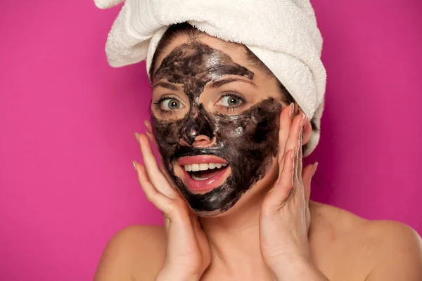 Ung Vacker Kvinna Med Handduk Huvudet Poserar Med Svart Mask — Stockfoto