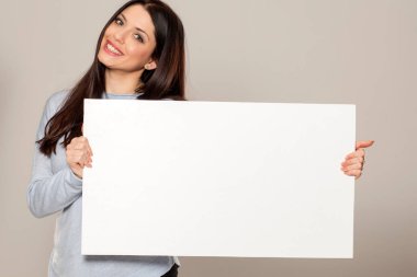 Metin için kopyalama alanı olan boş kağıt işareti gösteren mutlu kadın