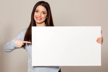 Metin için kopyalama alanı olan boş kağıt işareti gösteren mutlu kadın