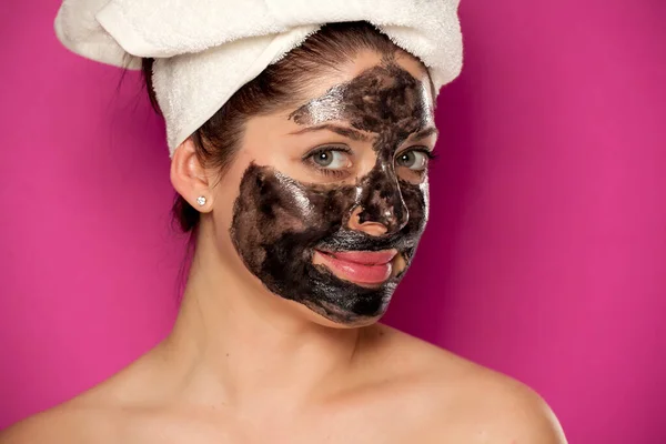 Kafasında Havluyla Yüzünde Siyah Maskeyle Poz Veren Güzel Bir Kadın — Stok fotoğraf