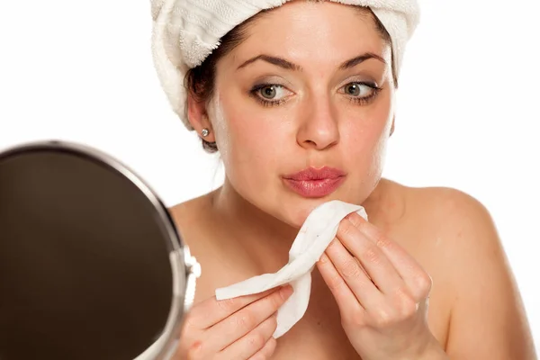 Una Joven Mujer Quitando Maquillaje Con Las Toallitas Húmedas —  Fotos de Stock