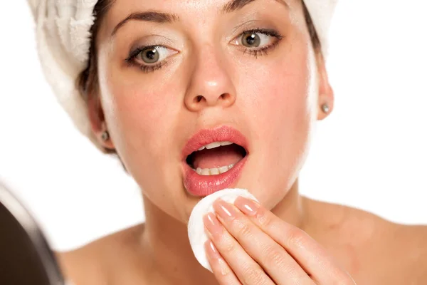 Young Woman Removing Makeup Cotton Pads — Stock Photo, Image