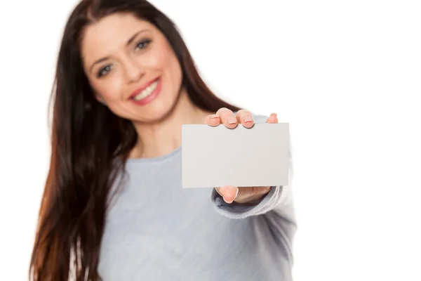 Usmívající Žena Zobrazující Prázdný Znak Papírové Kartě Kopírovacím Prostorem Pro — Stock fotografie