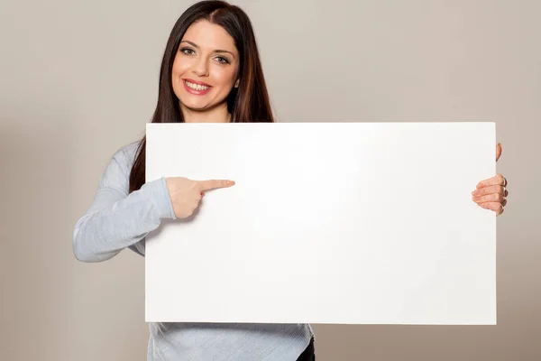 Happy Woman Showing Empty Blank Paper Card Sign Copy Space — Stock fotografie
