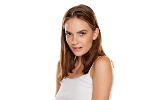Retrato Una Joven Hermosa Mujer Sin Maquillaje Fondo Blanco — Foto de Stock