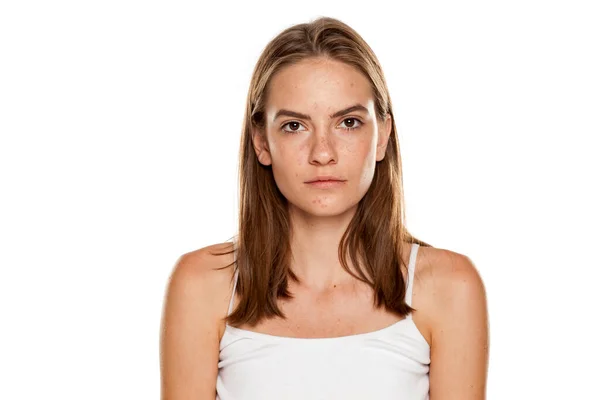 Retrato Una Joven Hermosa Mujer Sin Maquillaje Fondo Blanco — Foto de Stock