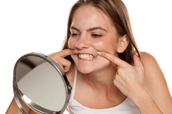Jovem Menina Bonita Verifica Dentes Espelho Backgeound Branco — Fotografia de Stock