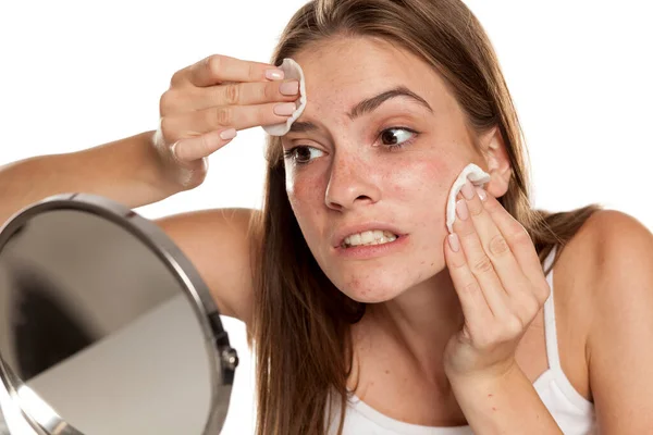 Junges Schönes Mädchen Reinigt Ihr Gesicht Mit Wattepads Auf Weißem — Stockfoto