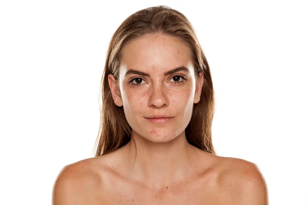 Retrato Una Joven Hermosa Mujer Sin Camisa Sin Maquillaje Fondo — Foto de Stock