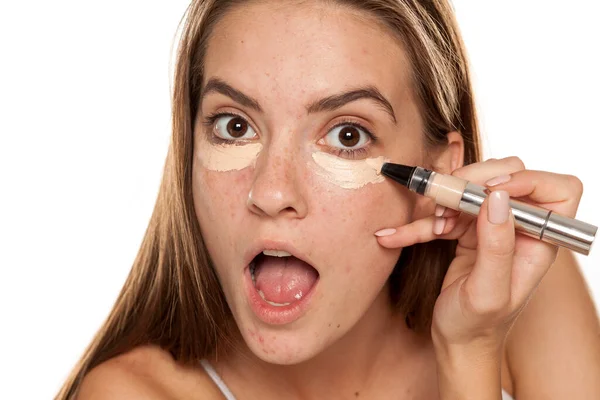 Junges Schönes Mädchen Trägt Concealer Unter Ihren Augen Auf Weißem — Stockfoto