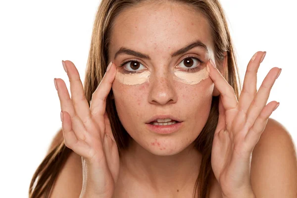 Jong Mooi Meisje Aanbrengen Concealer Met Vingers Onder Haar Ogen — Stockfoto