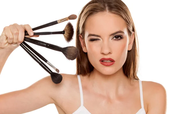 Joven Hermosa Chica Posando Con Maquillaje Cepillos Blanco Backgeound — Foto de Stock