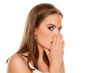 Güzel kız beyaz arka planda fısıldıyor