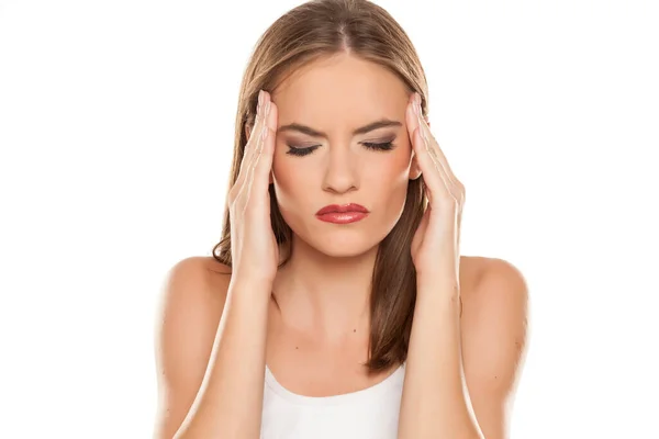 Hermosa Chica Con Dolor Cabeza Sobre Fondo Blanco — Foto de Stock