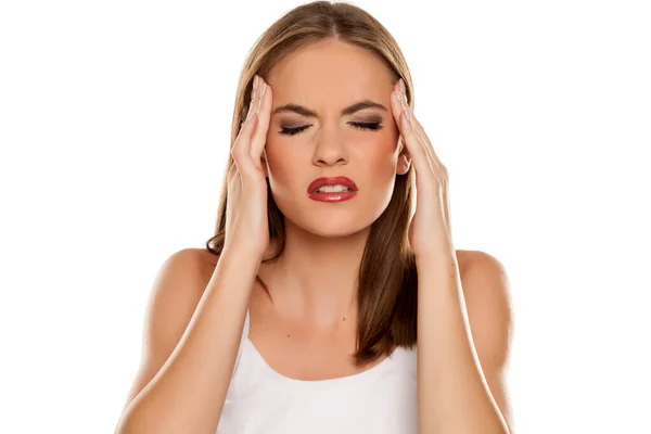 Schöne Mädchen Mit Kopfschmerzen Auf Weißem Hintergrund — Stockfoto