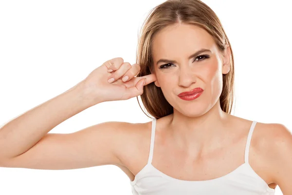 Retrato Una Hermosa Chica Con Comezón Oreja Sobre Fondo Blanco — Foto de Stock