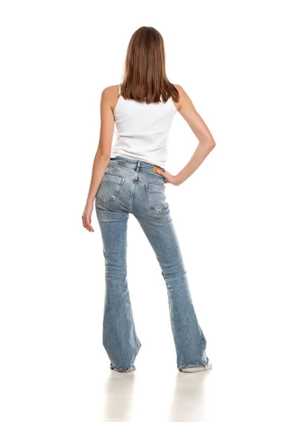 Achteraanzicht Van Jonge Mooie Vrouw Poseren Bell Bottom Jeans Witte — Stockfoto