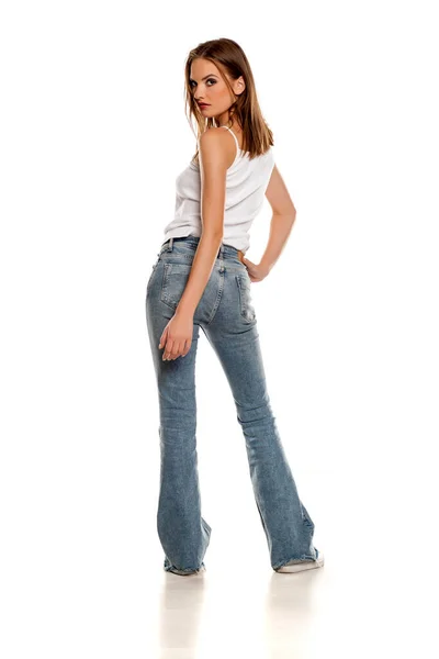 Vue Arrière Jeune Jolie Femme Posant Bas Cloche Jeans Sur — Photo