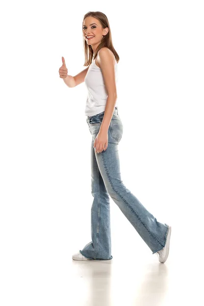 Feliz Joven Bonita Mujer Wakling Campana Inferior Jeans Blanco Fondo —  Fotos de Stock