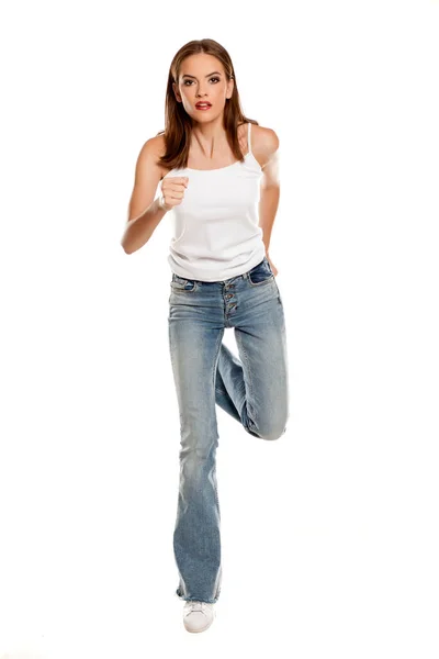 Jeune Jolie Femme Courir Bas Cloche Jeans Sur Fond Blanc — Photo