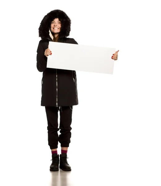 Jong Model Winterjas Met Capuchon Toont Een Leeg Reclamebord Witte — Stockfoto