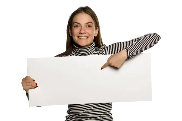Junges Model Bluse Zeigt Leere Werbetafel Auf Weißem Hintergrund — Stockfoto
