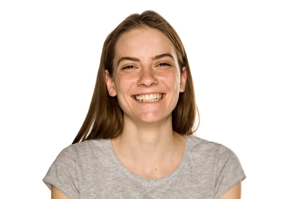 Joven Mujer Sonriente Sin Maquillaje Sobre Fondo Blanco — Foto de Stock