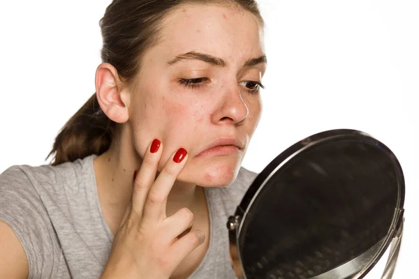 Joven Mujer Preocupada Sin Maquillaje Sobre Fondo Blanco —  Fotos de Stock