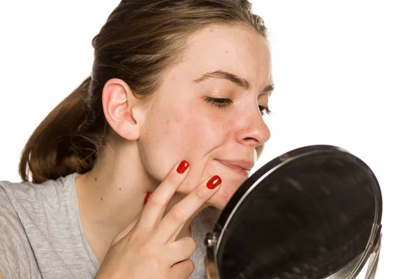 Joven Mujer Preocupada Sin Maquillaje Sobre Fondo Blanco — Foto de Stock