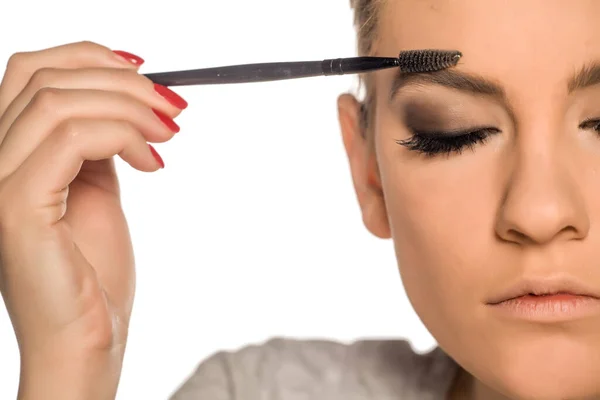 Junge Frau Formt Ihre Augenbrauen Mit Pinsel Auf Weißem Hintergrund — Stockfoto