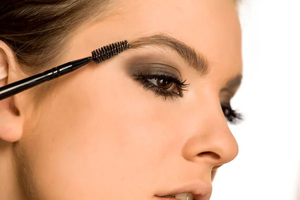 Mujer Joven Dando Forma Sus Cejas Con Cepillo Sobre Fondo — Foto de Stock