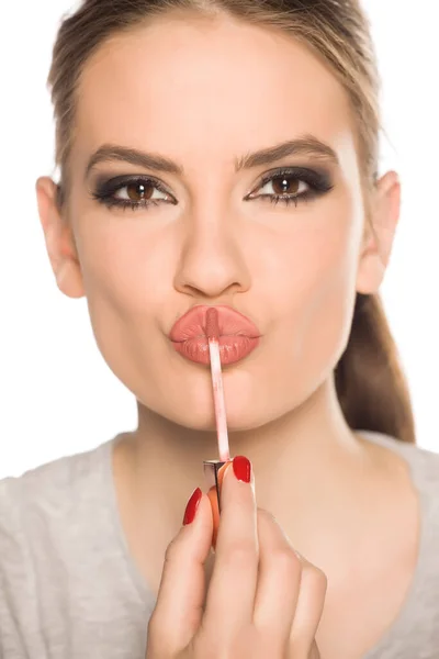 Jonge Vrouw Toepassen Lip Gloss Witte Achtergrond — Stockfoto