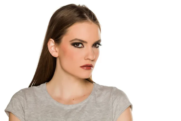 Jovem Mulher Séria Com Maquiagem Posando Fundo Branco — Fotografia de Stock