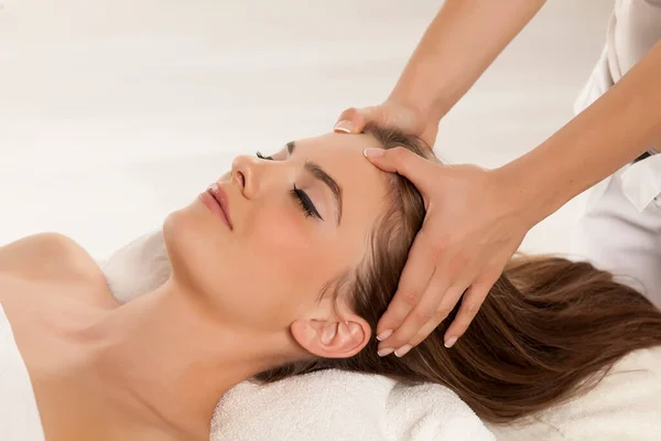 Young Woman Gets Facial Acupressure Treatment — Stock Photo, Image