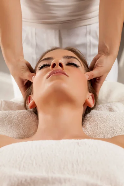 Young Woman Gets Facial Acupressure Treatment — Stock Photo, Image