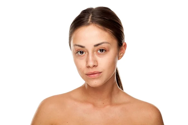 Porträtt Ung Vacker Kvinna Utan Makeup Vit Bakgrund — Stockfoto