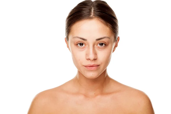 Retrato Una Joven Hermosa Mujer Seria Sin Maquillaje Sobre Fondo — Foto de Stock