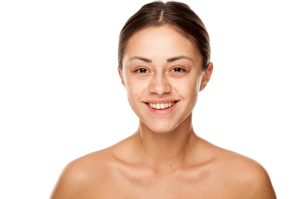 Portret Młodej Pięknej Uśmiechniętej Kobiety Bez Makijażu Białym Tle — Zdjęcie stockowe
