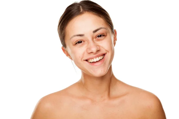 Retrato Jovem Bela Mulher Feliz Sem Maquiagem Fundo Branco — Fotografia de Stock