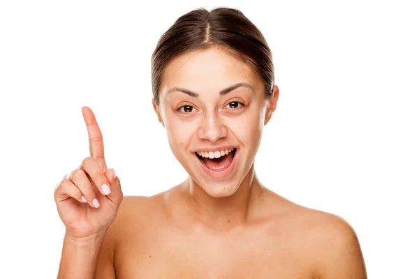 Retrato Joven Hermosa Mujer Feliz Sin Maquillaje Apuntando Hacia Arriba — Foto de Stock