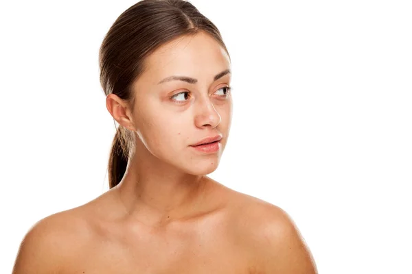 Retrato Una Joven Hermosa Mujer Seria Sin Maquillaje Fondo Blanco — Foto de Stock