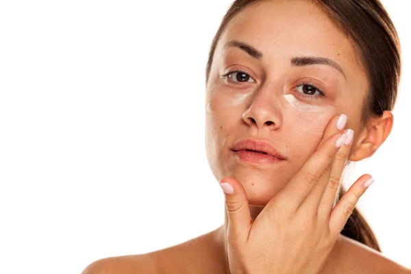 Schöne Junge Frau Anwendung Feuchtigkeitscreme Auf Ihrem Gesicht Auf Weißem — Stockfoto