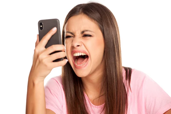 Θυμωμένη Νεαρή Γυναίκα Ουρλιάζει Στο Smartphone Της Λευκό Φόντο — Φωτογραφία Αρχείου