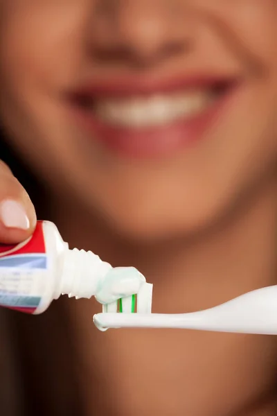 Jovem Aplicando Pasta Dentes Escova Dentes Elétrica Com Fundo Branco — Fotografia de Stock