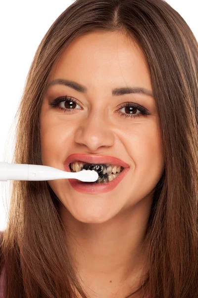 Mladá Žena Čištění Zubů Elektrickým Kartáčkem Zuby Černým Aktivním Uhlím — Stock fotografie