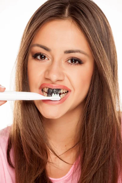Jonge Vrouw Poetsen Haar Tanden Met Elektrische Tandenborstel Met Zwart — Stockfoto